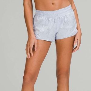 Lululemon Hotty Hot 2.5” sz 6 Gravel Dust Pastel Blue